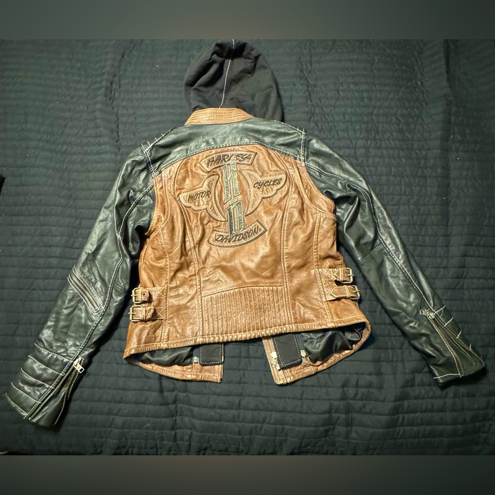 Harley Davidson leather jacket size small. Excellent condition.